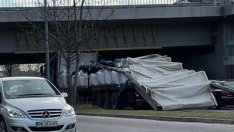 Камион заседна под мост