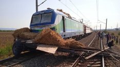 Бързият влак Бургас-София се вряза в камион