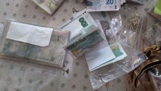 В Каварна: Жена за малко не уцели полицаи с буркан, пълен със злато и пари (СНИМКИ)