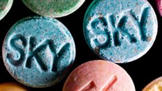 Хванаха 20-годишна с голямо количество трева и екстази