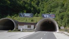 Няма край: Кола и камион се сблъскаха в тунел на АМ Хемус, има жертва