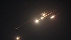 Иран атакува със стотици ракети и дронове военни центрове и въздушни бази в Израел