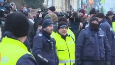 Протестът на „Възраждане” преминава мирно, но пак има задържани