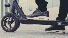 Тротинеткаджия бере душа, след като се заби във велосипедист във Варна