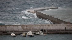 Ураганът „Зорба“ спря фериботи за Миконос и Санторини