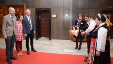 Младежи с увреждания гостуваха в Община Варна за Баба Марта (СНИМКИ)