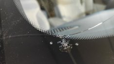 Какво трябва да направите, когато камъче пукне предното ви стъкло?