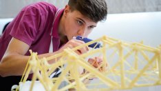 Ученици и студенти създават куполи и мостове от спагети във Варненския свободен университет