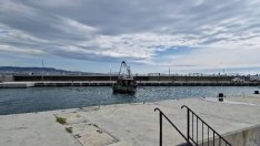 Риболовен кораб заседна на входа на пристанище „Карантината“