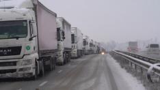 Колони от тирове на Кулата – Гърция пуска камиони само за Атина и Солун