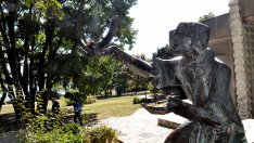 Вандали счупиха скулптурата на Николай Коперник