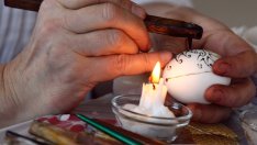 Българи и украинци рисуват яйца благотворително във Варна