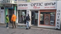 Патрулка се заби в оптика в Бургас след гонка