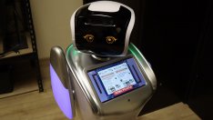 Роботът Емма обслужва читателите във Варненската библиотека