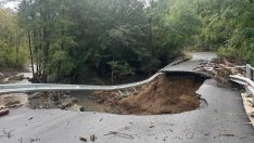 Бедствието в Царево: Евакуирани хора, срутен мост и наводнени домове (СНИМКИ)