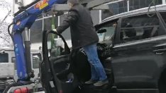 Знак има, кола има – паяк идва и вдига. Изненада! Шофьорът е вътре