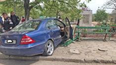 Девойка с "Мерцедес" помете деца на пейка