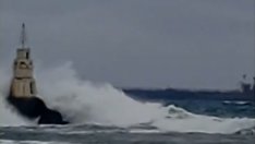 Евакуацията невъзможна! Лошото време държи в капан екипажа на танкера, заседнал край Ахтопол