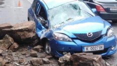 Скала падна върху кола с бременна жена