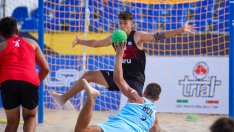 Поредна хандбална драма на плажа във Варна и две победи за юношите на Европейското