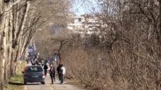 Кола с жена пърпори по велоалеята пред Строителния! ВИДЕО от Варна