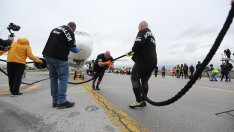 За първи път у нас: Двама силови атлети успяха поотделно да изтеглят новия Airbus A220 на „България Еър“