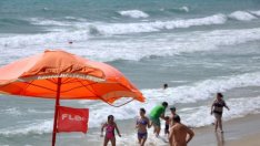 Морето вече е опасно, а спасителите са по-малко