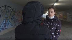 Пазете се! Психично болна жена дебне хора и напада в гръб с бокс (ВИДЕО)