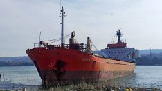 Кораб заседна под "Аспаруховия мост"