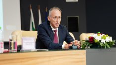 Може да увеличат часовете по български и литература