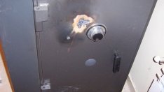 Мъж видя, че обират комшия, кресна и крадецът метна каса с… 37 хил. лева