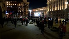 Хиляди протестират в Триъгълника на властта (ВИДЕО)