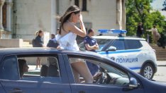 KAT нащрек: Глoбява стърчащи от колите абитуриенти