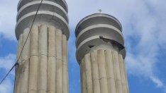 От колоните на входа на Морската градина паднаха отломки (СНИМКИ)