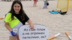 Плаж #БезФасове - мисията възможна. Доброволци раздават подвижни пепелници 