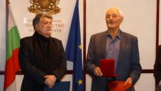 Българско гражданство и награди за Тед Кочев