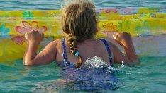 Невиждано: Румънче си поигра с дюшека в морето и стигна до... България!