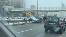 Шофьорка на БМВ възседна мантинелата на "Цариградско шосе"