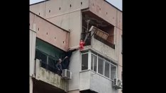 3-годишно дете увисна на парапет от 8-ия етаж в Ямбол, родителите не били вкъщи ВИДЕО