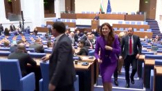 Заседанието на НС започна кротко, депутатите нападнаха колегите си от "Възраждане"