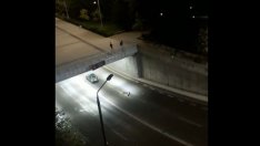 Безумство: Деца хвърлят тротинетки на оживен булевард (ВИДЕО)