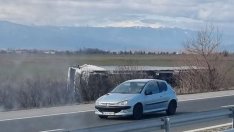  Камион се обърна в канавката на AM "Тракия"