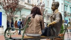 Грозно: Обраха част от месинга на пейката с арх. Дабков във Варна