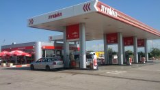 Правителството ще натиска цените на горивата под 3 лв.