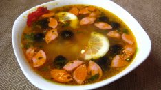 Борш с бекон и наденица