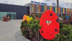 Летище Варна посреща пътниците с пъстра украса за Великден