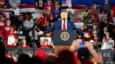 Доналд Тръмп отбеляза 100 дни власт с митинг