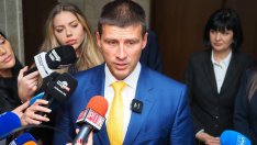 Ивелин Михайлов гневен, гони 8 депутати от "Величие" 