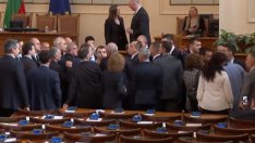 Депутатите пак се скараха, стигна се и до физически сблъсък в НС (ВИДЕО)