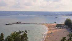 Герои: Младежи спасиха жена, скочила в морето от втора буна във Варна